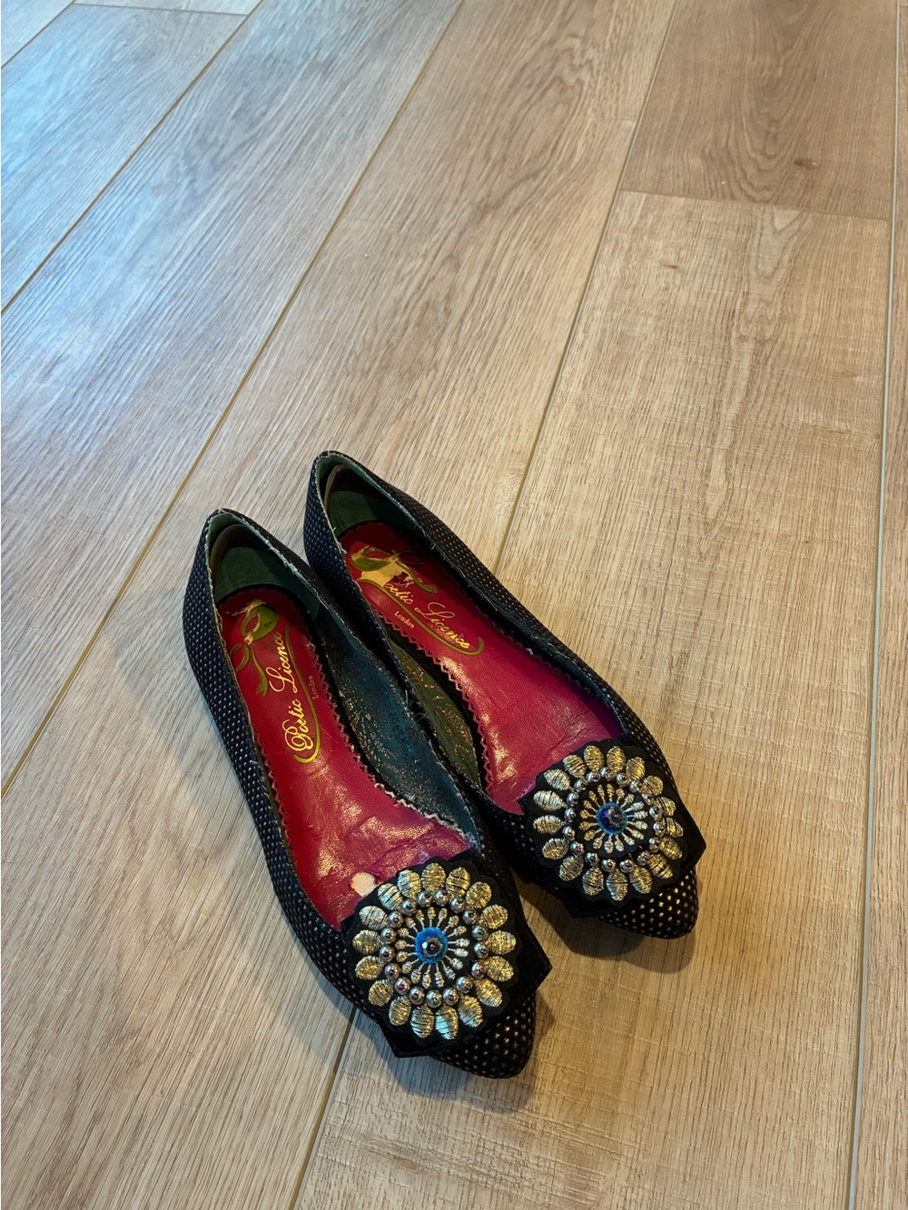 Poetic License Black flower Embellished Pointed Toe Flats - size 37 EU 6.5 US
